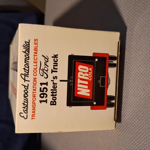 1951 Ford F-6 Bottler's Truck from Eastwood Automobilia. 1/34 Scale Die-cast. - Picture 5 of 9